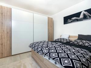 Prodej bytu 2+kk, Praha - Dolní Měcholupy, Kryšpínova, 61 m2