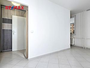 Pronájem bytu 1+kk, Praha - Prosek, Veltruská, 27 m2