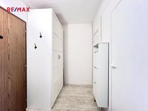 Pronájem bytu 1+kk, Praha - Modřany, Angelovova, 31 m2