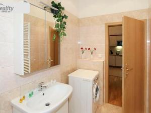 Pronájem bytu 2+kk, Praha - Vinohrady, Na Kozačce, 48 m2