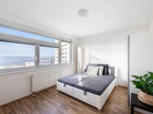 Pronájem bytu 2+kk, Praha - Horní Měcholupy, Nad přehradou, 63 m2