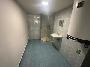 Pronájem obchodního prostoru, Praha - Vysočany, U Kloubových domů, 280 m2