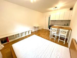 Pronájem bytu 1+kk, Praha - Košíře, Pod Kavalírkou, 28 m2