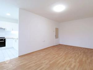 Pronájem bytu 3+1, Praha - Kobylisy, Famfulíkova, 60 m2