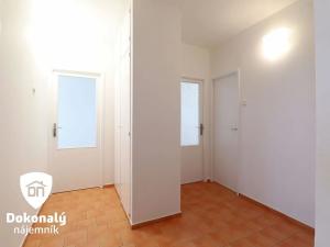 Pronájem bytu 3+1, Praha - Kobylisy, Famfulíkova, 60 m2