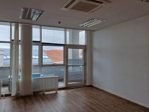 Pronájem obchodního prostoru, Znojmo, náměstí Svobody, 25 m2