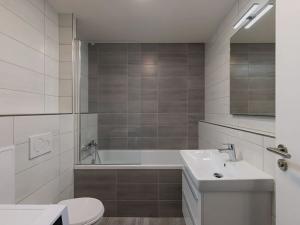 Pronájem bytu 1+kk, Praha - Hloubětín, Za černým mostem, 36 m2