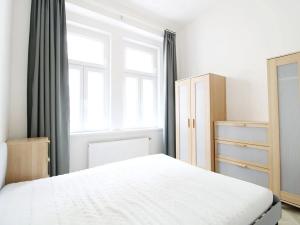 Pronájem bytu 2+kk, Praha - Vyšehrad, Neklanova, 41 m2