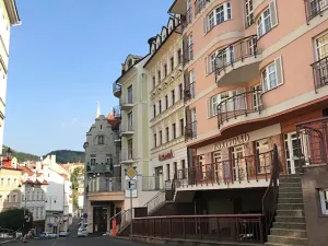 Prodej obchodního prostoru, Karlovy Vary, Zámecký vrch, 63 m2