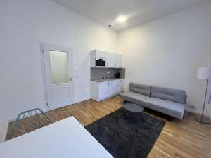 Pronájem bytu 1+kk, Praha - Vinohrady, Varšavská, 28 m2