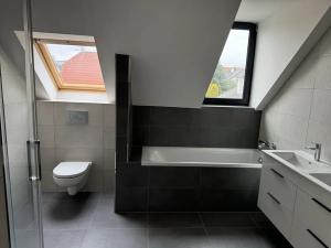 Prodej vícegeneračního domu, Šestajovice, 460 m2