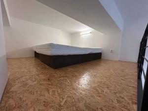 Pronájem bytu 1+kk, Praha - Hloubětín, Poděbradská, 30 m2