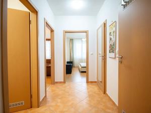 Pronájem bytu 2+kk, Praha - Háje, Jurkovičova, 37 m2