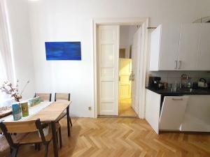 Pronájem bytu 1+1, Praha - Malá Strana, Vítězná, 55 m2