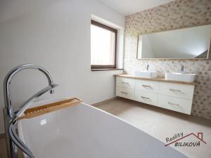 Prodej rodinného domu, Lázně Toušeň, Hlavní, 214 m2