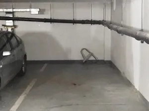 Pronájem garážového stání, Praha - Troja, Velká skála, 19 m2