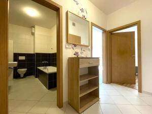 Pronájem bytu 2+kk, Praha - Dolní Měcholupy, Kryšpínova, 54 m2