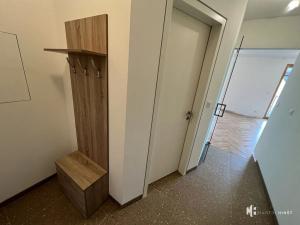 Pronájem bytu 1+kk, Praha - Dolní Měcholupy, Na návsi, 37 m2