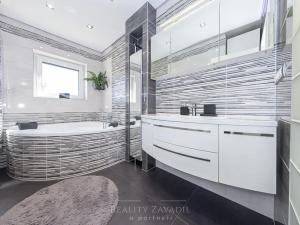 Prodej ordinace, Praha - Suchdol, Osvobození, 314 m2