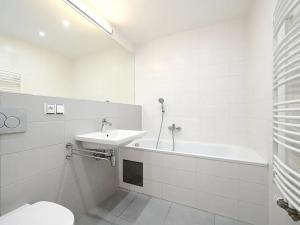 Pronájem bytu 1+kk, Praha - Liboc, Evropská, 33 m2