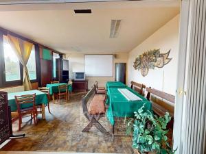 Prodej komerční nemovitosti, Babice, 2930 m2