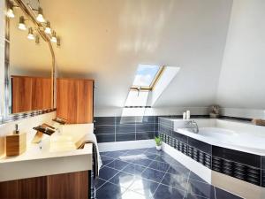 Prodej rodinného domu, Květnice, V Zelených, 300 m2