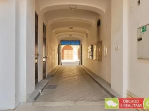 Pronájem garážového stání, Praha - Karlín, Sokolovská, 15 m2