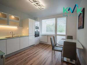 Prodej bytu 4+1, Karlovy Vary, Vodárenská, 100 m2