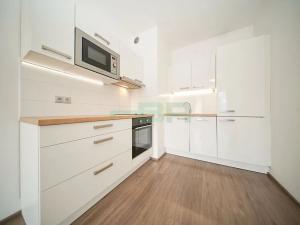 Pronájem bytu 2+kk, Praha - Vysočany, Sokolovská, 48 m2