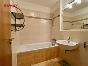 Pronájem bytu 2+kk, Praha - Košíře, Lovčenská, 60 m2