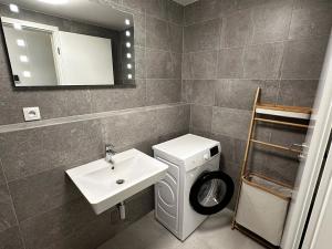 Pronájem bytu 2+kk, Praha - Hostavice, Českobrodská, 56 m2