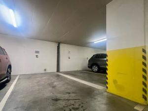 Pronájem garážového stání, Praha - Žižkov, Husitská, 14 m2