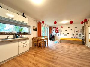 Pronájem bytu 1+kk, Praha - Kobylisy, Veltěžská, 40 m2