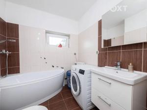Prodej bytu 2+1, Chvaletice, Dukelská, 52 m2