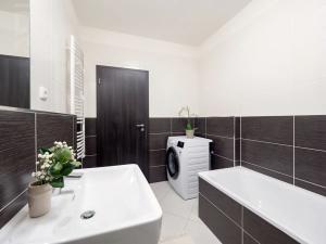 Pronájem bytu 2+kk, Praha - Dolní Měcholupy, Honzíkova, 54 m2