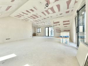 Prodej bytu 6+kk a větší, Praha - Holyně, náměstí Pod lípou, 148 m2