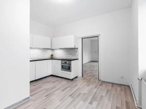 Pronájem bytu 1+kk, Králův Dvůr, náměstí Míru, 87 m2