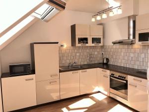 Pronájem bytu 2+1, Praha - Kbely, Pod Nouzovem, 90 m2