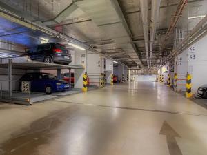 Pronájem garážového stání, Praha - Holešovice, Osadní, 13 m2