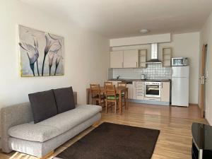 Pronájem bytu 2+kk, Praha - Vysočany, Pod Harfou, 58 m2