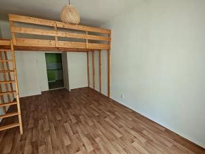 Pronájem bytu 1+kk, Praha - Nové Město, Na bojišti, 34 m2
