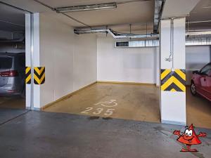 Pronájem garážového stání, Praha - Troja, Hnězdenská, 15 m2