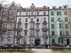 Pronájem garážového stání, Praha - Smíchov, Janáčkovo nábřeží, 15 m2