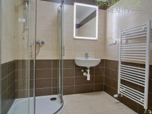 Pronájem bytu 2+kk, Jesenice, Cedrová, 69 m2