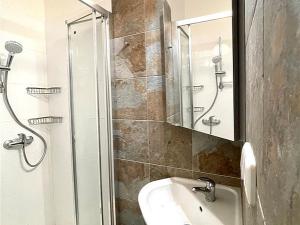Pronájem bytu 1+kk, Praha, Kladenská, 30 m2