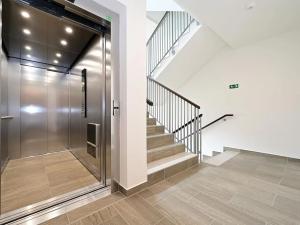 Pronájem garážového stání, Praha - Třebonice, K metru, 10 m2