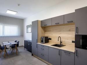 Pronájem kanceláře, Praha - Uhříněves, Přátelství, 62 m2