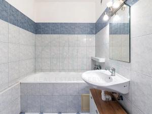 Prodej bytu 1+1, Praha - Troja, Sosnovecká, 42 m2