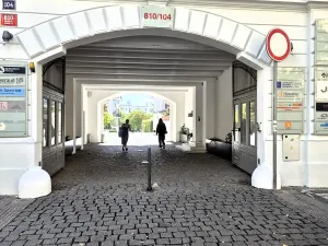 Pronájem garážového stání, Praha - Vinohrady, Korunní, 13 m2