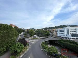 Pronájem bytu 1+1, Karlovy Vary, nábřeží Jana Palacha, 58 m2